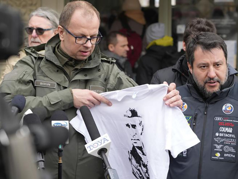 Polonia. Il Sindaco di Przemysl mostra a Salvini una maglietta col volto di Putin e gli dice: “Io non la ricevo”
