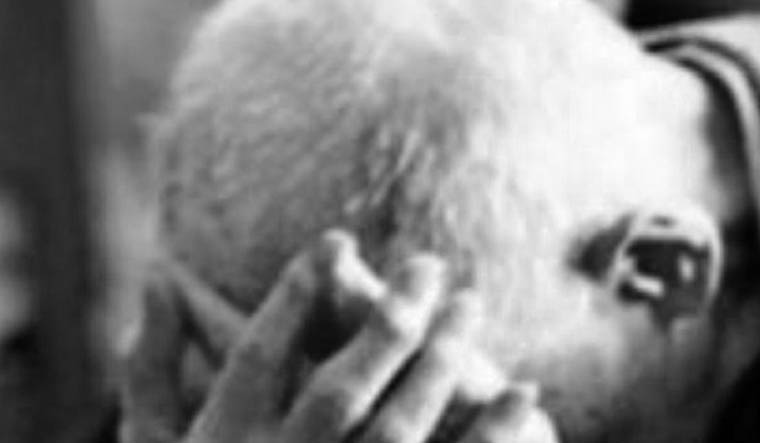 Prima i disabili ai quali viene impedito di sedere ai loro posti e poi l’anziano gettato nel cassonetto, cosa siamo diventati?