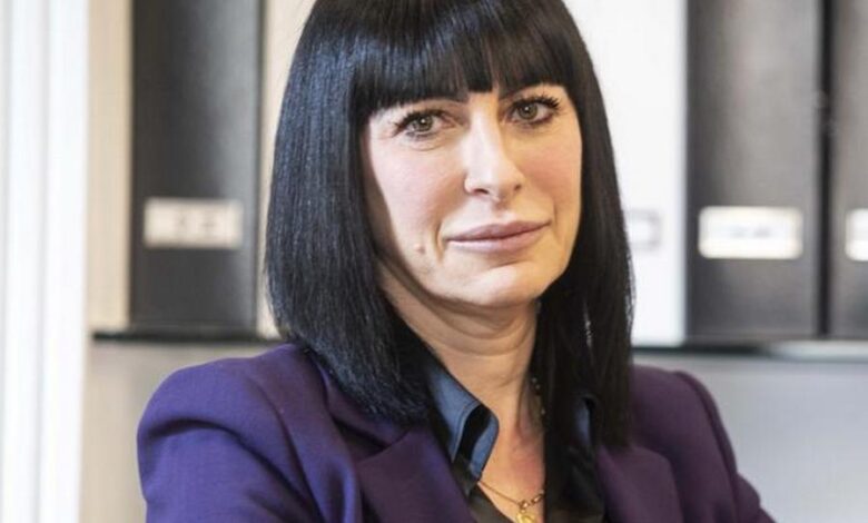 “Signora Preside, ci scusi”. Tutti avremmo dovuto titolare così, almeno oggi….