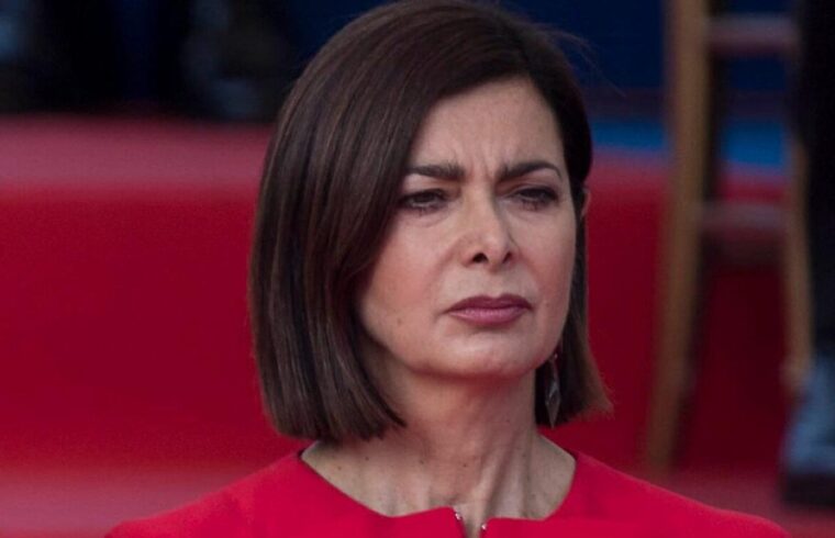 Condannato l’uomo che aveva postato la foto di un bambino vestito da balilla che urinava su una foto di Laura Boldrini