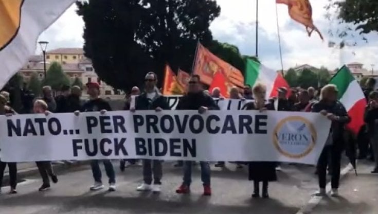 Il movimento dell’ex consigliere leghista Zelger raduna omofobi, sovranisti e No-Vax contro la NATO e pro-Putin