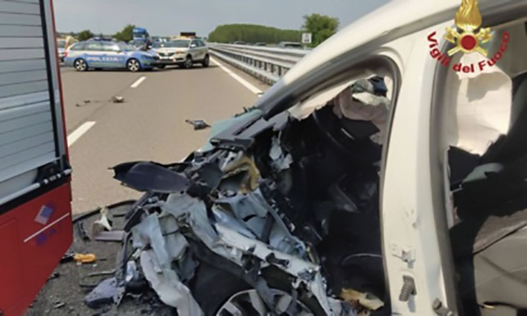 Contromano per 5 chilometri sull’A7 provoca un frontale: due morti e tre feriti