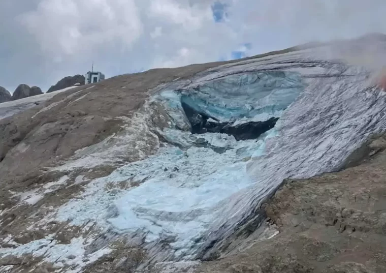 Sulla Marmolada nuovo distacco di ghiaccio. Aperto un nuovo crepaccio di circa 200 metri