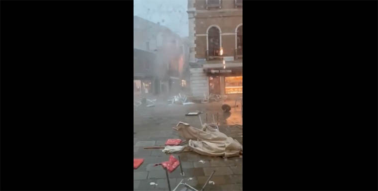 Il maltempo flagella anche Venezia. Cadono frammenti del campanile di San Marco. Videonotizia