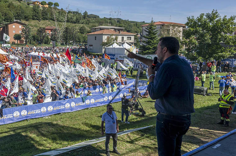 Salvini grida ai disordini in piazza dei tifosi marocchini, ma la Polizia era lì