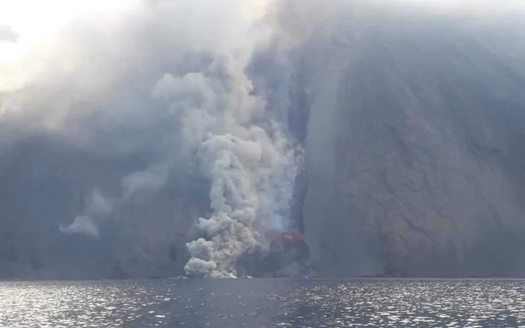 Stromboli: la lava arrivata al mare