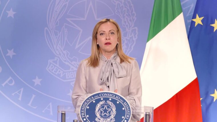 Meloni celebra la caduta del Muro di Berlino e dimentica l’italiano che era al potere prima e durante la II Guerra Mondiale