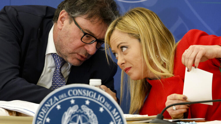 Di 5500 euro per rimborsi tablet e tecnologie (che per molti italiani sono 12 mesi d’affitto). Che vergogna….