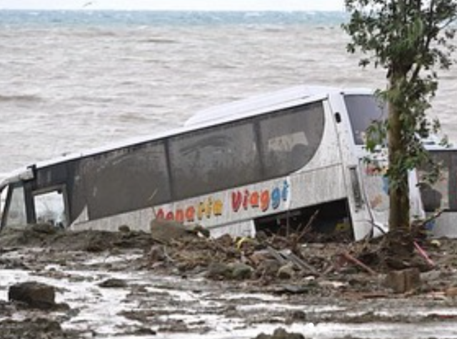 Ischia. Individuati altri due corpi nel fango di Casamicciola