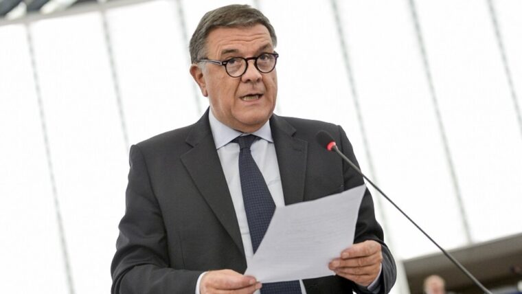 Certo giornalismo di destra gaudente contro i “corrotti” della sinistra a dire “finalmente anche loro”….