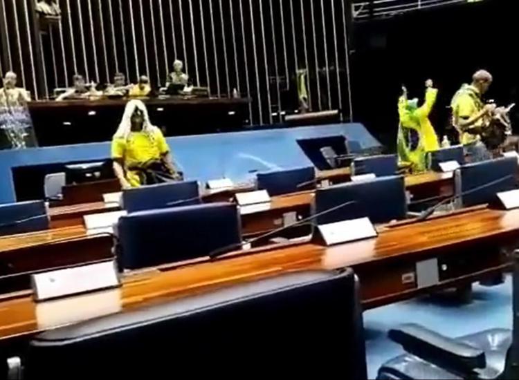 Brasile. Sostenitori di Bolsonaro assaltano il parlamento di Brasilia. Distrutto il Senato. Quattrocento arresti