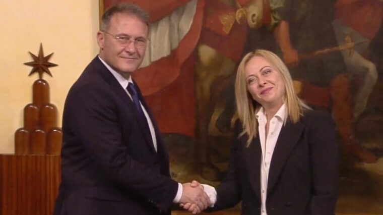 Il ritorno del buon costume, carcere per gli atti osceni (a quando le mutande per cani e gatti?)