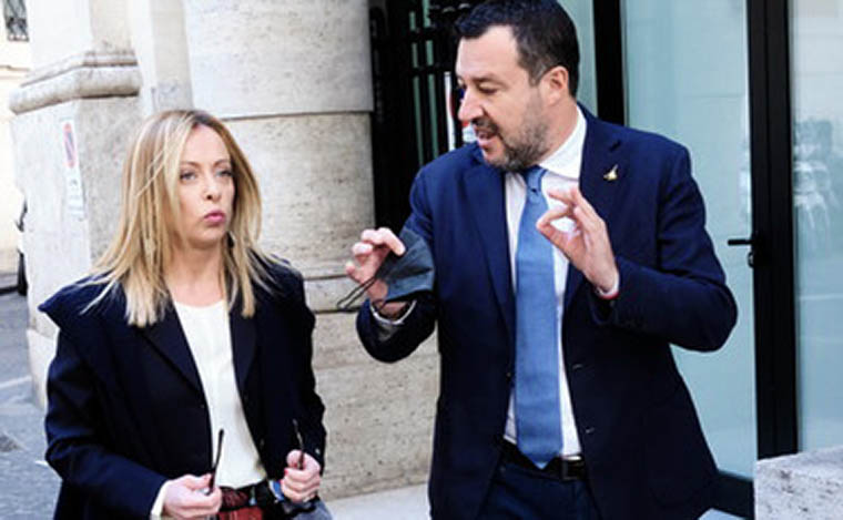 Caccia “globale” agli scafisti per non vedere quelli che si hanno sotto gli occhi