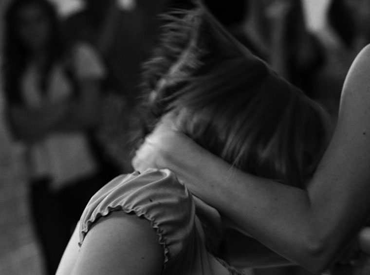 Due tredicenni aggrediscono e colpiscono con le forbici una coetanea ora grave in ospedale