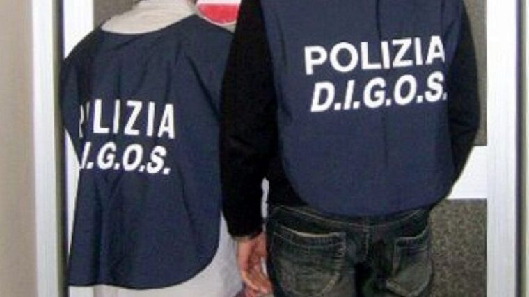 La Digos sgombera lo stabile dell’Asl occupato da antagonisti a Firenze