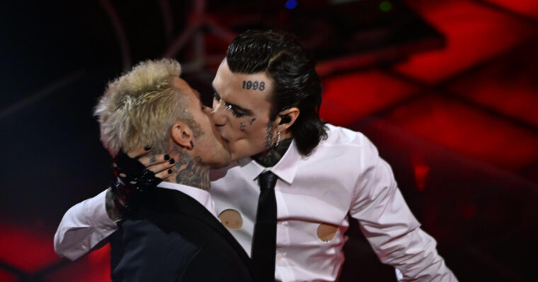 Il cantante Fedez di nuovo ricoverato