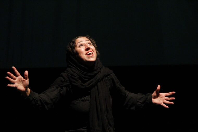 L’attrice iraniana Sanam Naderi porta la voce delle donne dell’Iran a Teatri di Vita: il 15 e 16 febbraio “Profumo di terra bagnata”