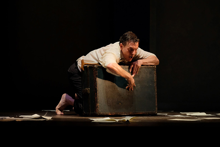 Al Teatro Duse “La Vita al Contrario. Il Curioso Caso di Benjamin Button”