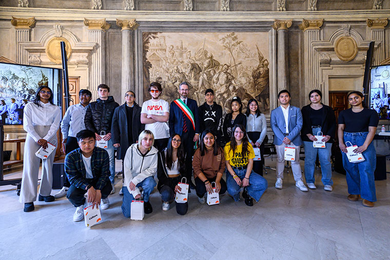 “Bolognesi dal primo giorno”, l’incontro del Sindaco con ragazze e ragazzi neodiciottenni che hanno ottenuto la cittadinanza italiana nel 2022