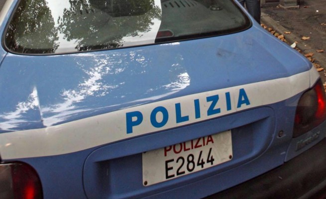 Parla al cellulare mentre è alla guida, viene fermato e aggredisce gli agenti