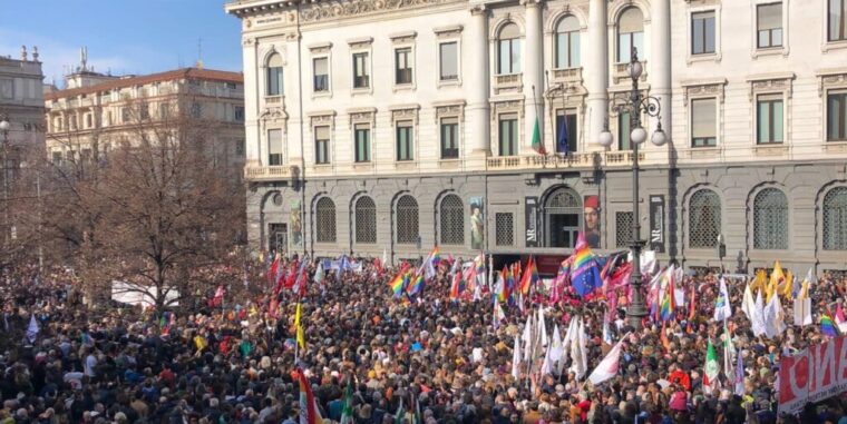 Famiglie Arcobaleno in piazza a Milano. Salvini dà il meglio: “Famiglie LGBTQ? Io apro cantieri”