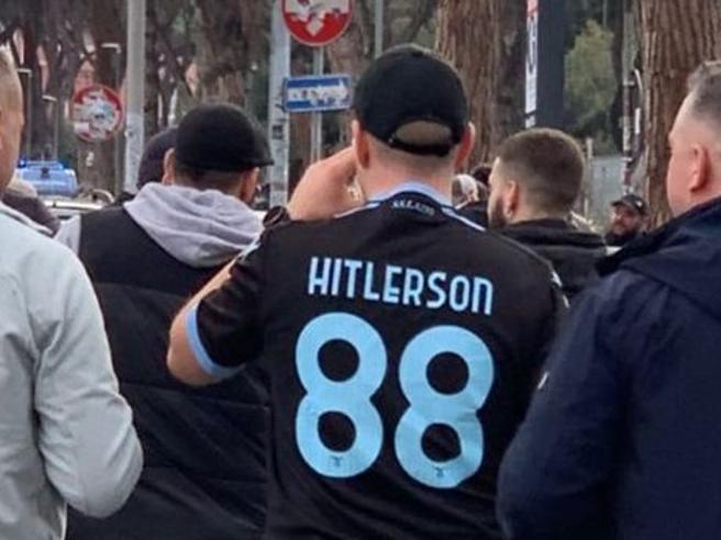 Indagini della Polizia di Stato per individuare il soggetto che indossava la maglia laziale riportante la scritta “Hitlerson 88”