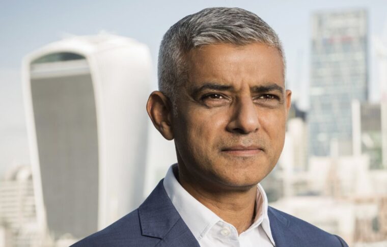 Luminarie accese per il Ramadan a Piccadilly Circus. Prima volta in Europa