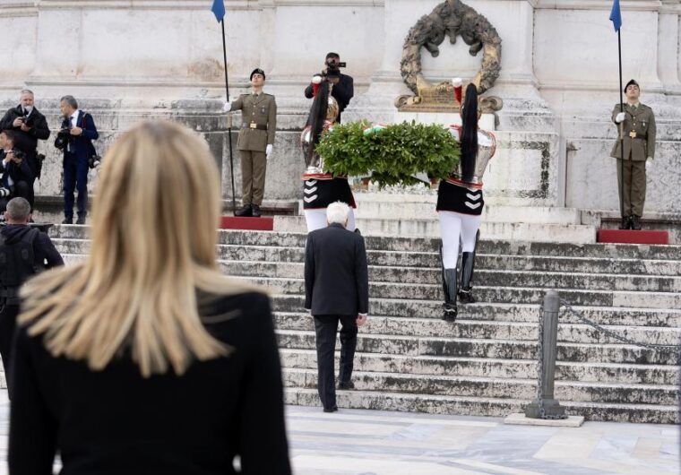 Meloni: “Noi incompatibili con nostalgie del fascismo”. Deve avere dimenticato di avvisare i suoi