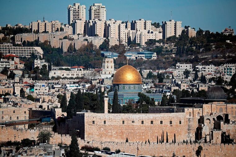 Gerusalemme, auto lanciata contro i passanti: otto feriti. Ucciso il conducente