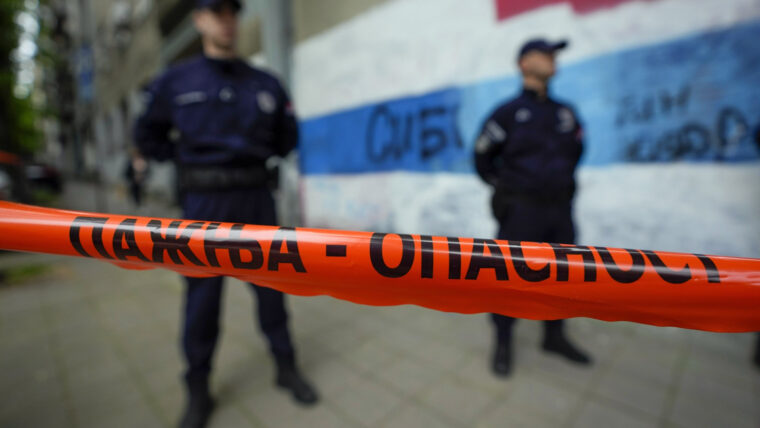 Otto bambini e una guardia uccisi in una scuola di Belgrado. A sparare un 14enne