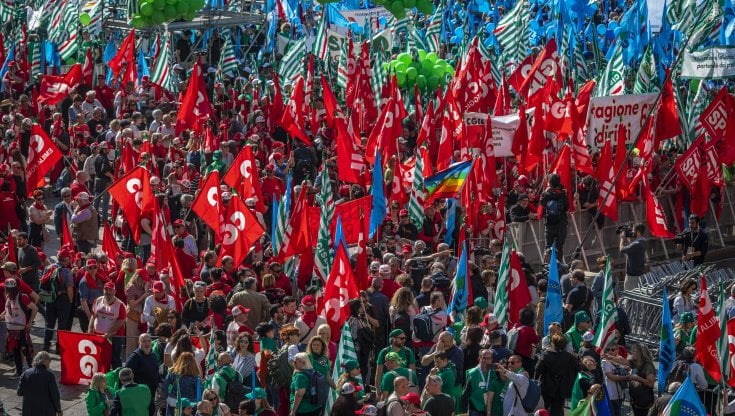 Decine di migliaia di persone in piazza a Bologna contro il governo Meloni