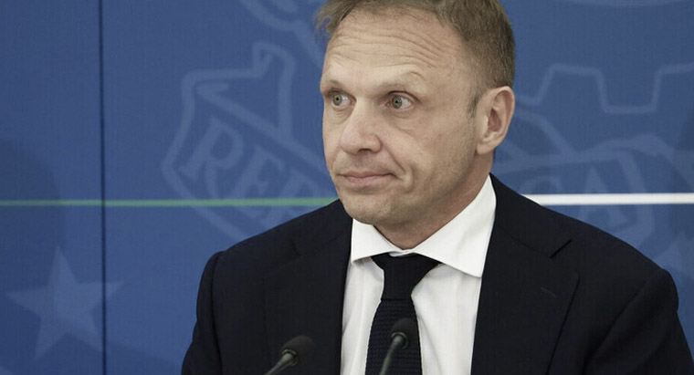 Lollobrigida e le domande che servono alla vita: “Quante guerre sarebbero evitate da cene ben organizzate?”