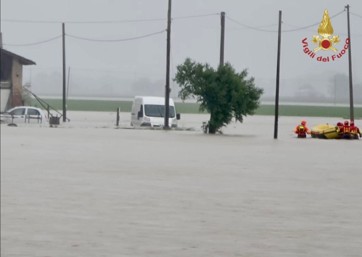 Alluvione. In Emilia-Romagna si rinforzano gli argini che non reggono: ancora evacuati a Forlì e Ravenna che attende la grande piena. Cade un elicottero a Lugo