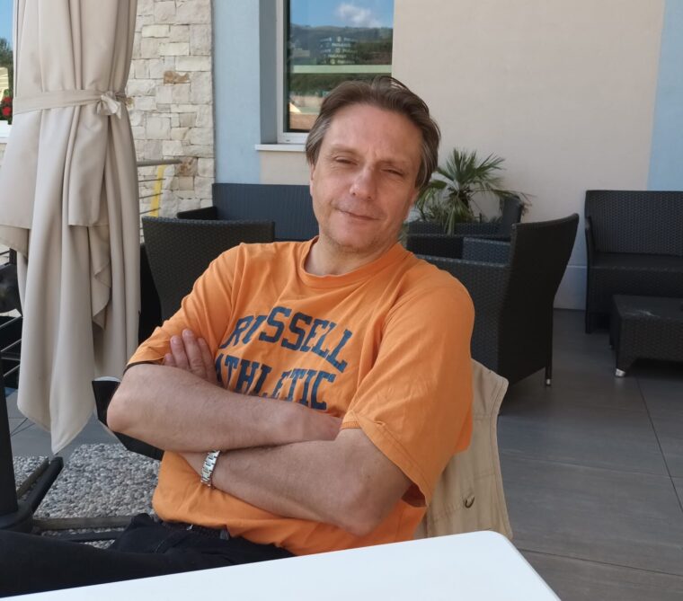 Persino la morte è più viva della società liquida