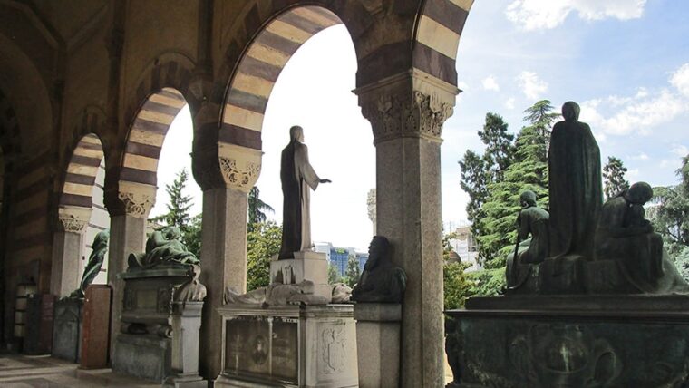 Non si rispetta nemmeno più la morte. E’ un mondo di disperati che aprono bocca per ascoltarsi e scrivono per leggersi