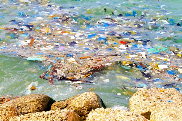 Microplastiche. Un nemico silenzioso tra tutela della salute, interessi economici, politici opportunisti