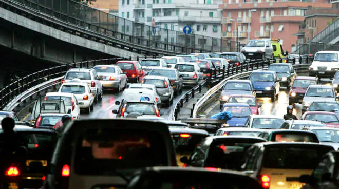 Cittadini italiani al volante perdono almeno 75 ore di tempo all’anno (i più fortunati 110 ore all’anno)