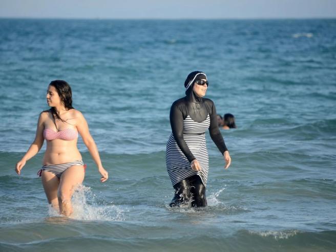 La moda del “burkini” dentro la moda dell’intolleranza di moda: il “burkini” sarebbe “islamizzazione”