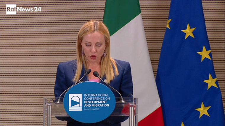 Da “affondare le navi dei migranti nei porti” a “l’Italia ha bisogno dei migranti”: come si cambia per non morire