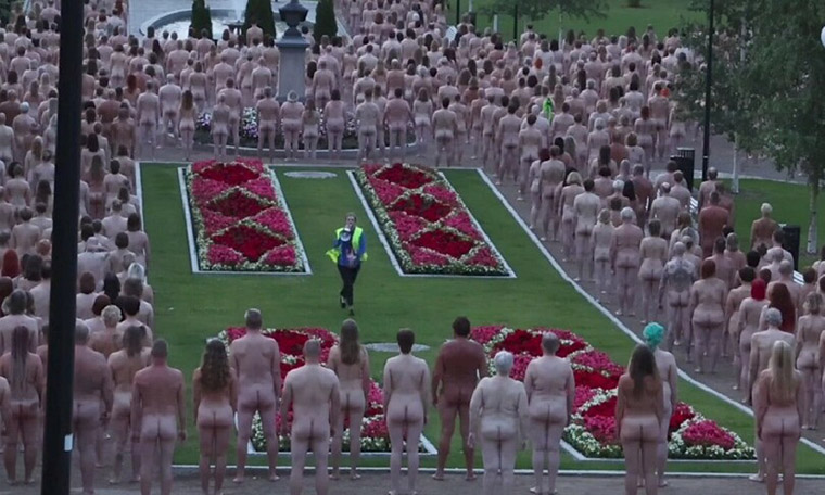 In Finlandia migliaia di persone nude per il fotografo Spencer Tunick