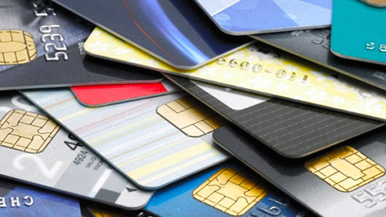 Ruba carte di credito e compra sigarette gratta e vinci. Arrestato