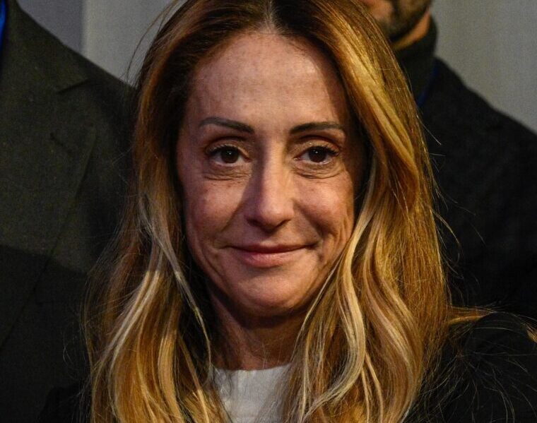 L’Augusta Sorella alle Europee (anche se lei preferirebbe “di no”, ma nel caso ubbidirebbe)?