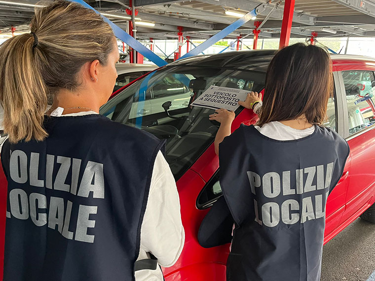 Polizia locale, sequestrati due taxi abusivi in aeroporto