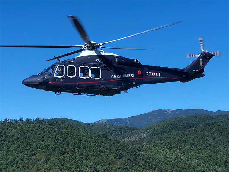 Cuneo, dopo avere ucciso il padre a coltellate fugge nei boschi