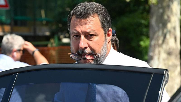 Matteo Salvini in crisi coi suoi sindaci per l’accoglienza di migranti vira sull’omofobia, che non fa mai male