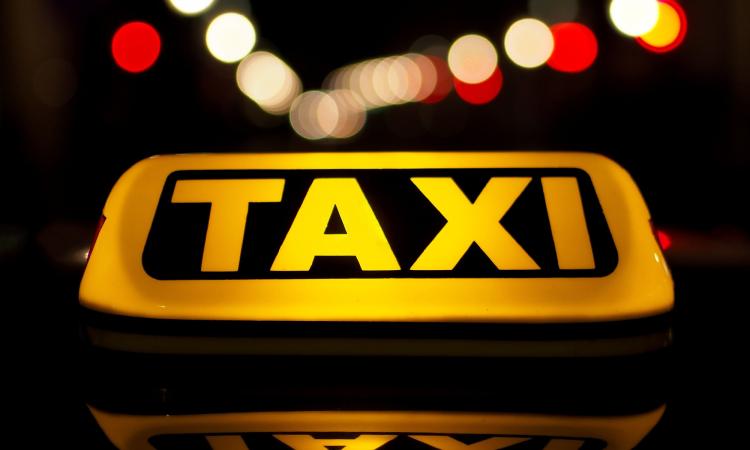 Taxi gratis per chi si ubriaca, ma se sei malato e non cammini il taxi te lo paghi