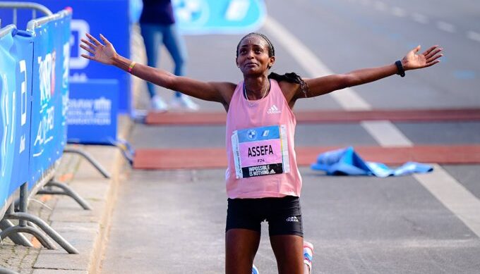 Pazzesca maratona dell’etiope Tigist Assefa: frantumato il primato del mondo con 2h11’52”