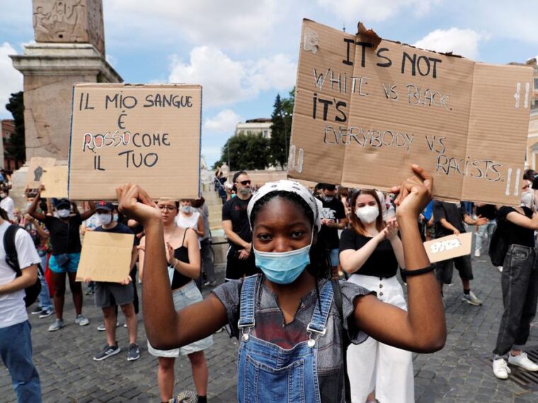 Migranti, cinquemila euro per la libertà. A forza di parlare di pizzo di stato, poi succede