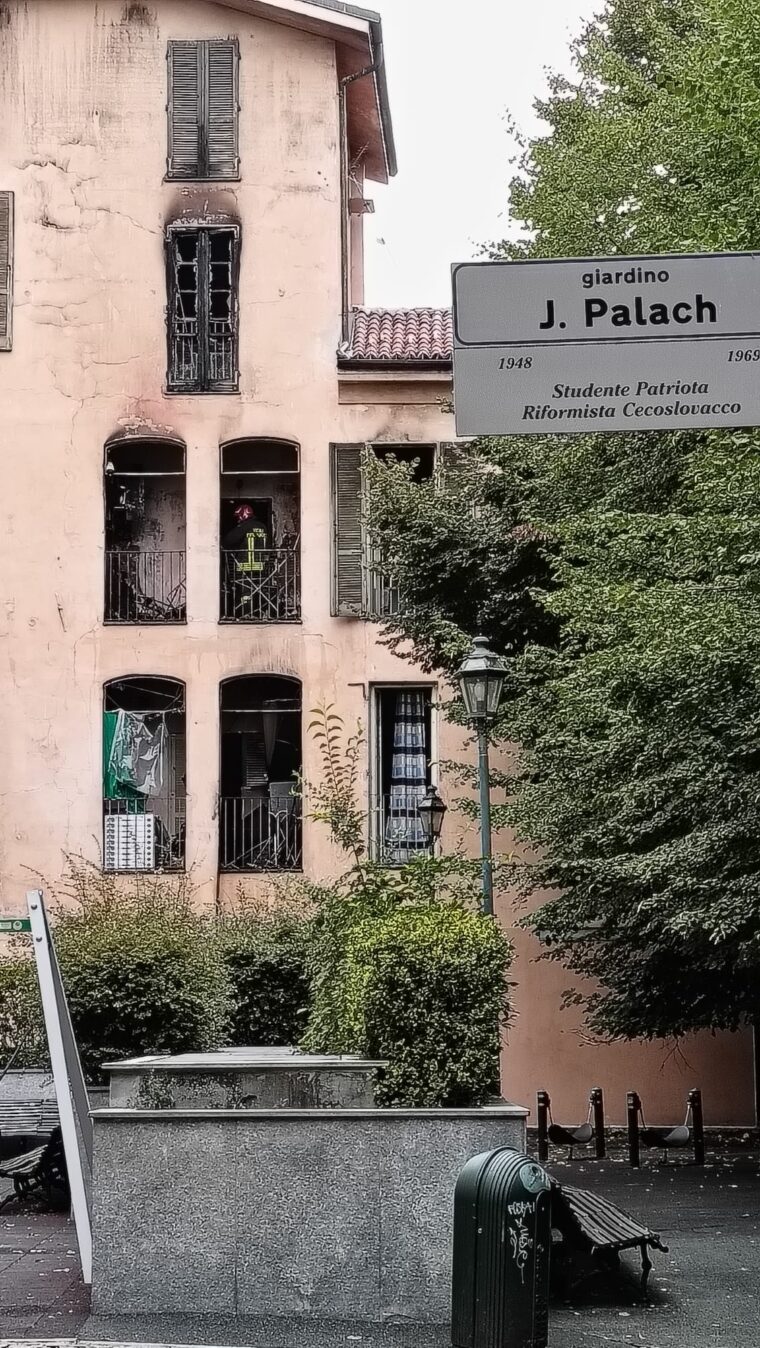 Incendio di un edificio nel cortile interno del giardino Jan Palach, nelle vicinanze del MAO di Torino (in aggiornamento)