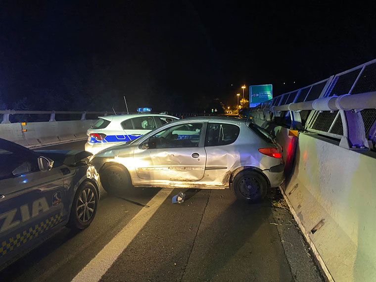 Sottoposto a etilometro tenta la fuga in autostrada e sperona due volanti: arrestato